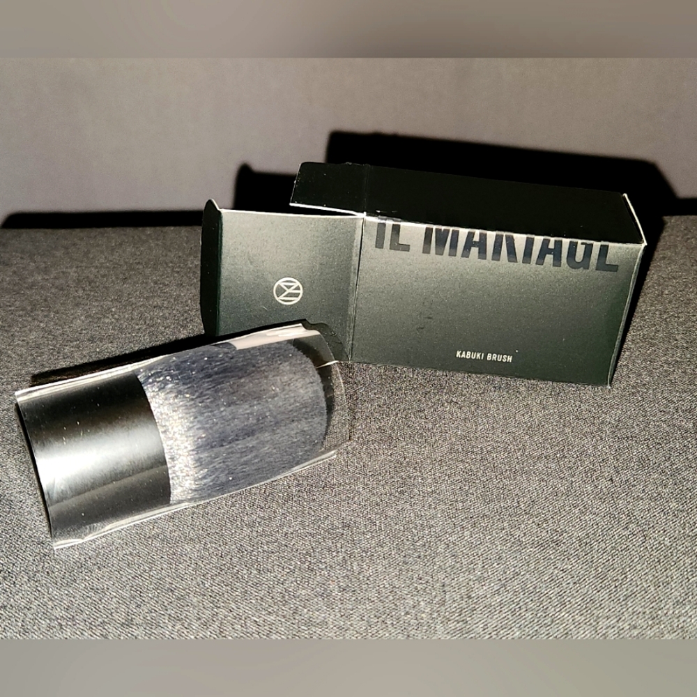 IL MAKIAGE KABUKI BRUSH - NWT/NEW IN BOX